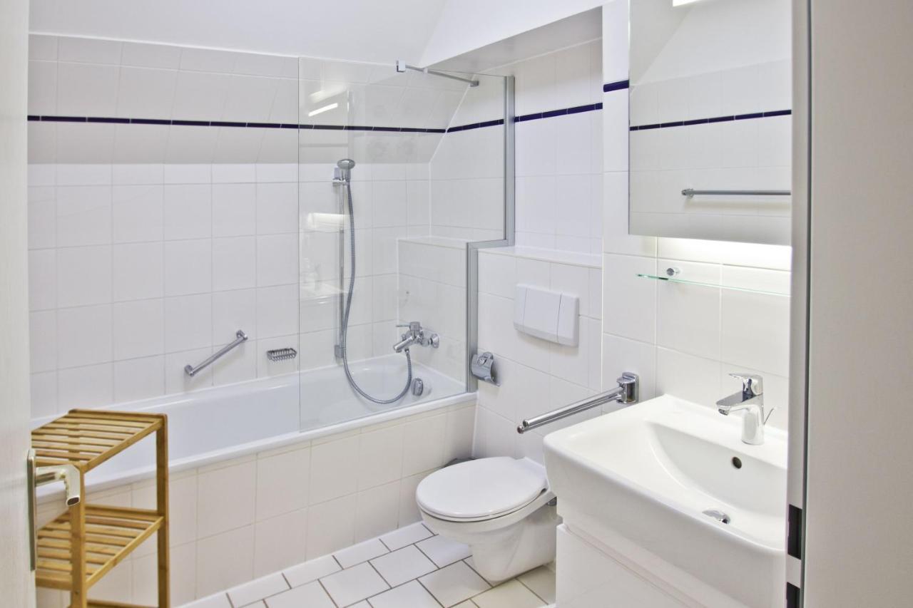 Strandnah Mit Balkon, Gratis Nutzung Vom Ahoi Erlebnisbad Und Sauna In Sellin - Strandhaus Moenchgut Fewo13 Lobbe Exterior foto